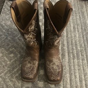 size 7 women’s boot barn cowgirl boots. Brown with flower pattern. Worn 1 time.